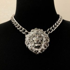 Lion necklace 18’